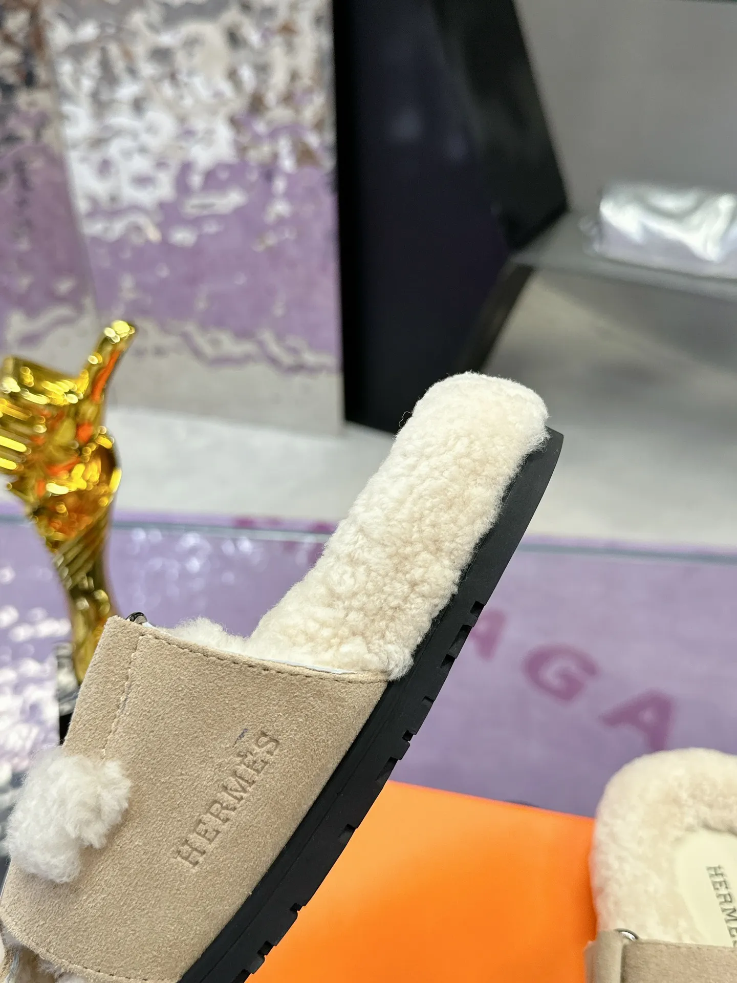 Factory price: 500💰 HERMES💗Ai Ma’s classic hot style second uncle🐑wool mop🆕 is coming. A must-have item for autumn and winter ✅ Versatile and fashionable at home and out on the street 🍀The colors are extremely colorful! Walking Tuscany! T men's shoes 💰R non-slip outsole super light ️ super comfortable on the feet without any binding feeling I can't stop drinking coffee ☕ my second uncle's slippers I can't take off Size number: 35-40 (41 made to order, non-refundable)